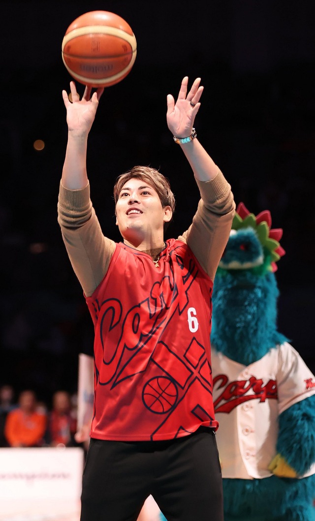 カープ九里亜蓮、バスケ始球式&スリーポイントシュート決める