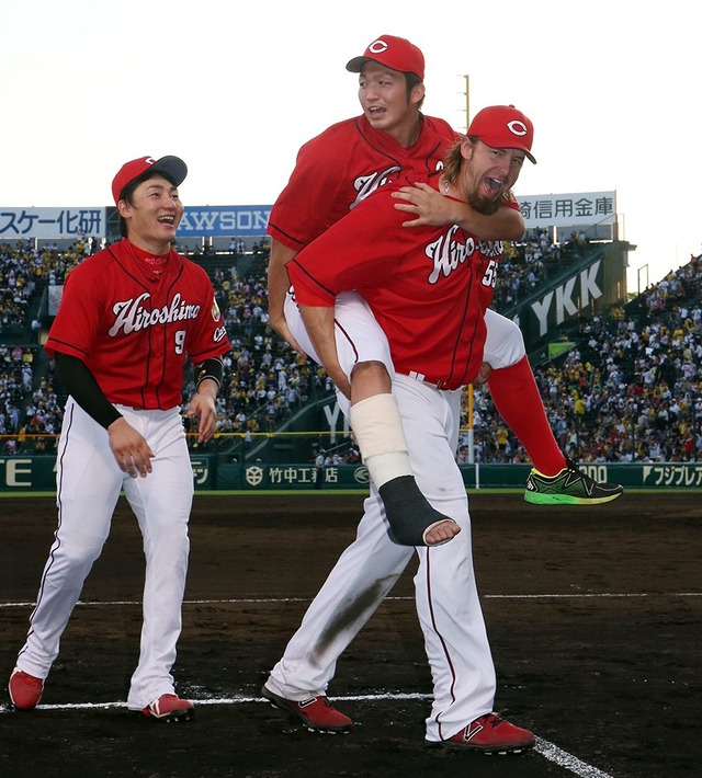 鈴木誠也エルドレッドおんぶ
