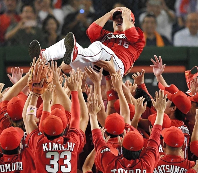 カープ黒田博樹胴上げ