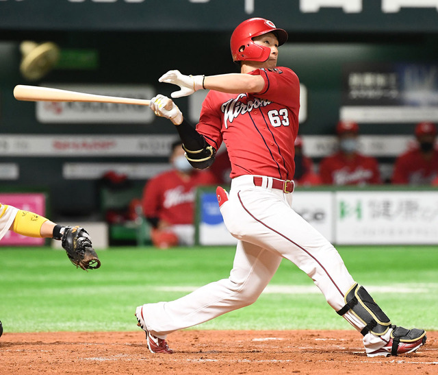 カープ西川龍馬、SB東浜巨から6号2ランホームラン