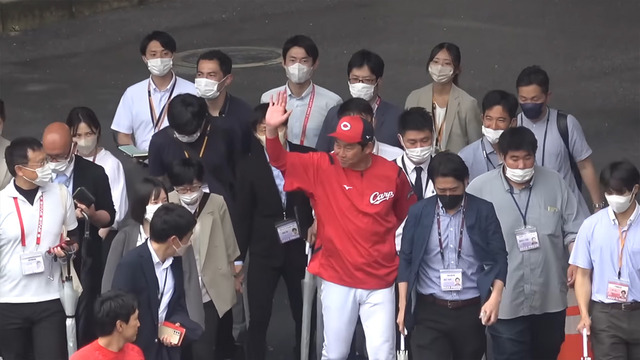 カープ新井監督とんでもない数の番記者に囲まれて親分_04