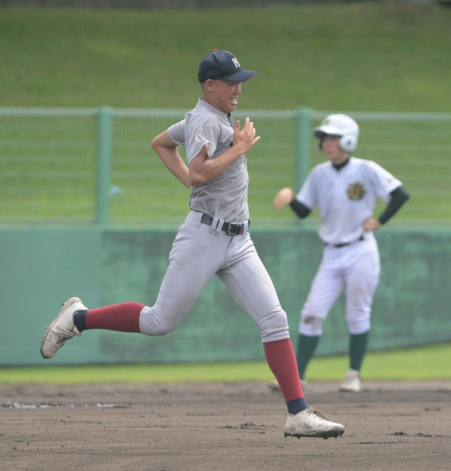カープ新井監督が息子・新井颯真(甲南)の高校野球の試合を神戸で観戦2