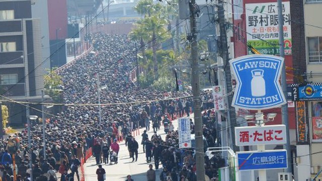 カープチケット抽選券「出来れば2メートル以上空けて並んで下さい」