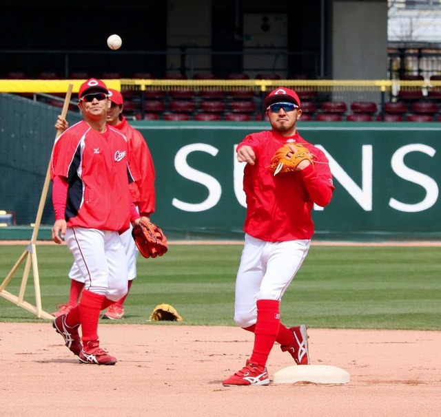 菊池涼介_鈴木誠也_田中広輔_合流