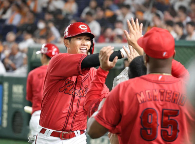 カープ中村奨成〝値千金〟7号決勝ソロホームラン！塁上で力強くガッツポーズ