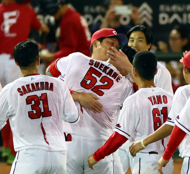 カープ新井監督、末包サヨナラ打をハグで祝福！「期するものがあったと思う」