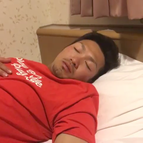 鈴木誠也_野間峻祥_寝る