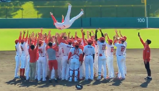 カープ野村祐輔2軍胴上げ