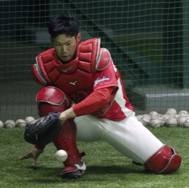 坂倉将吾捕手2番手の座を狙う