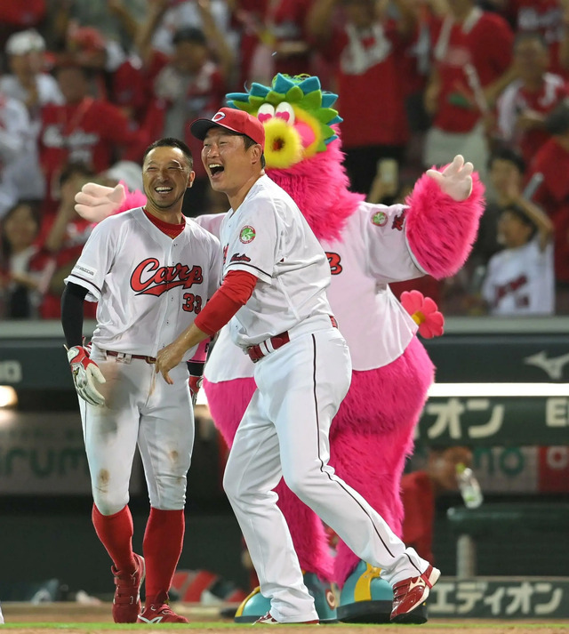 カープ菊池サヨナラ3ランを新井監督ハグ祝福