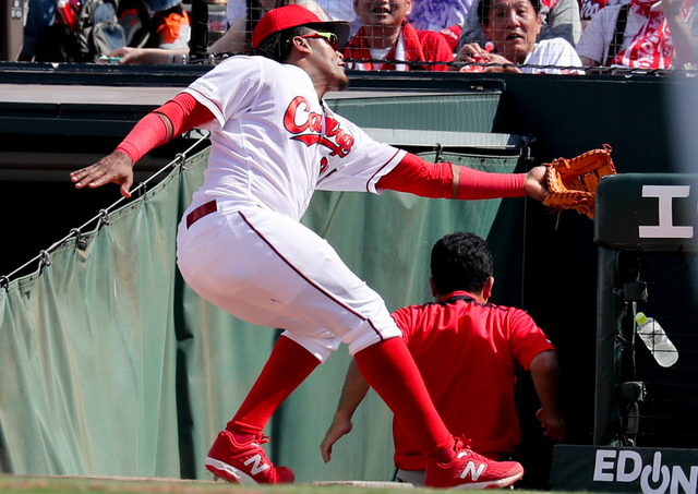 広島バティスタベンチ直帰ファインプレー