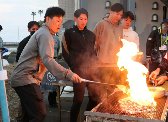 カープ栗林×森浦らが地鶏の炭火焼き体験 (2)