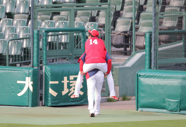 大瀬良にアクシデント永川コーチにおんぶされ退場3