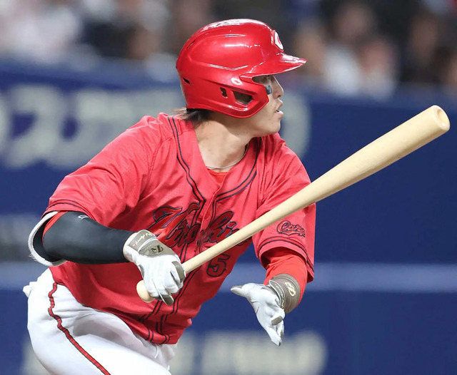 カープ小園(打率.125)「迷惑をかけていた」26打席ぶり安打がタイムリー2塁打