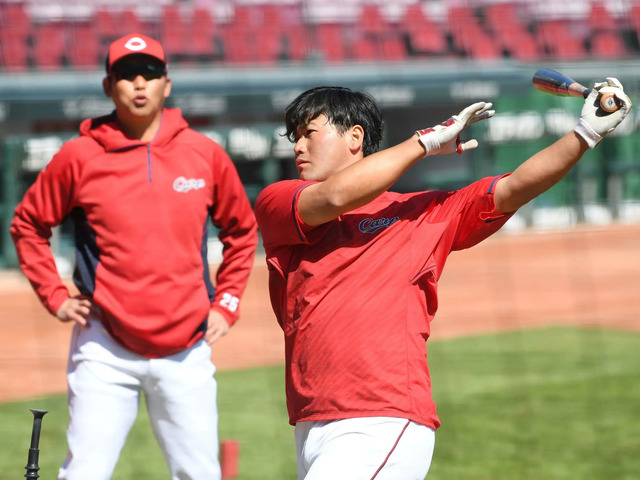 カープ末包に新井監督が実演で直接指導！実戦10試合で打率.091の悩める大砲候補にメス「小さくなるな」