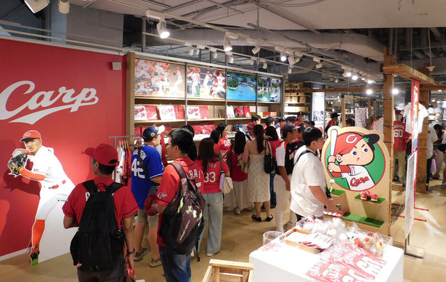 広島カープ、シンガポールに出店!マーライオンカープ坊や