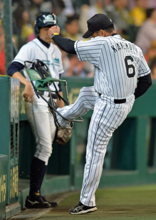 金本監督椅子蹴る