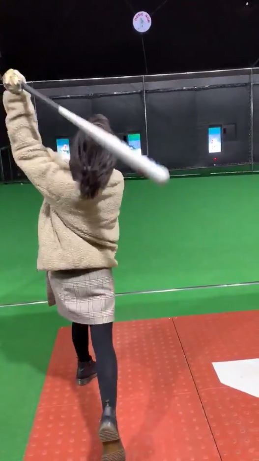 野球経験のない彼女にバッティングセンターで打撃を教えた結果_05