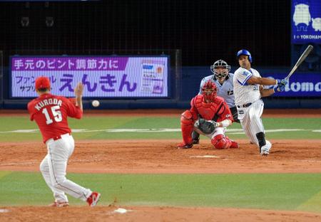 黒田また右手出して打球直撃_03