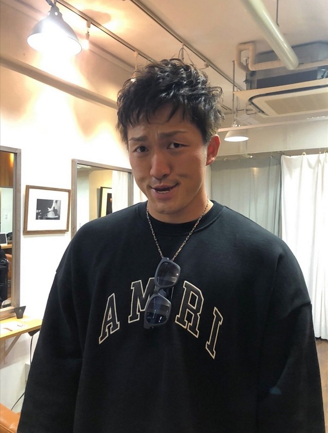 鈴木誠也パーマ