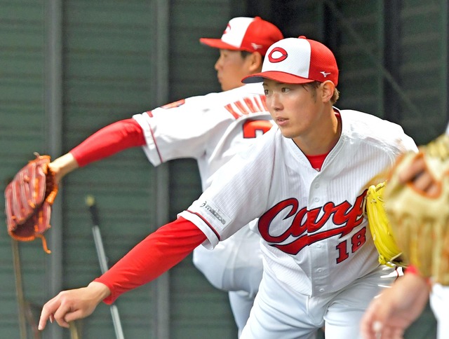 カープ栗林が『永川フォーク』習得に挑戦