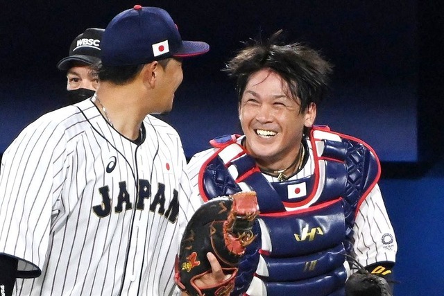 侍ジャパン甲斐が栗林に直電話