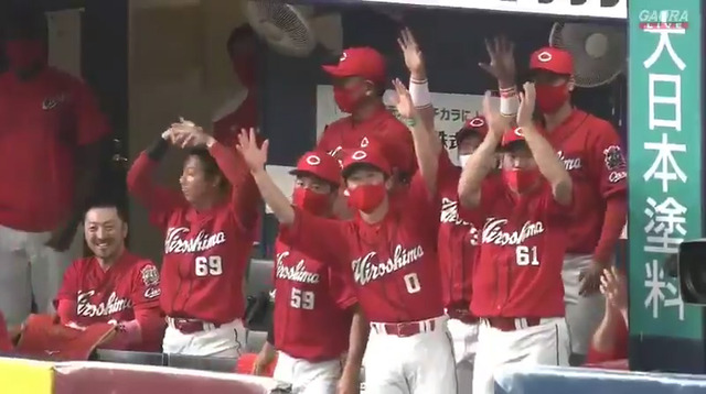 長野久義の429日ぶり3塁打を喜ぶカープベンチの笑顔_03
