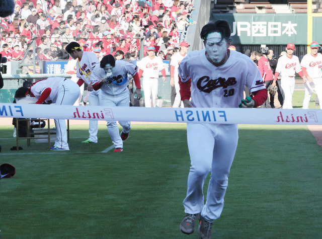 佐々木泰『障害物リレー』で優勝！MVP獲得！【カープファン感謝デー2025】_01