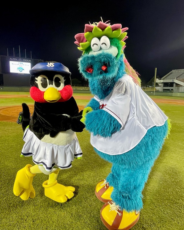 カープ・スラィリーが村上宗隆のストレッチを手伝う