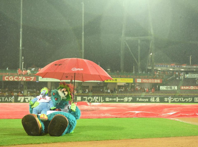 カープvs巨人は同点で降雨ノーゲーム！シャイナーはファンサでバットをプレゼント！上本1打点は幻に【広島1-1巨人/試合結果】