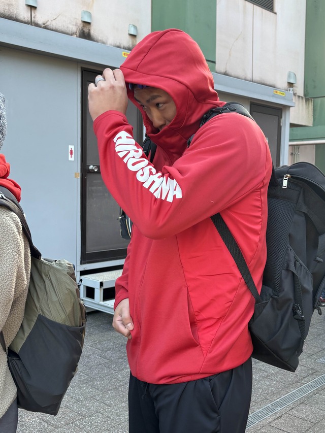 カープ中村奨成、石原貴規にイタズラする_02