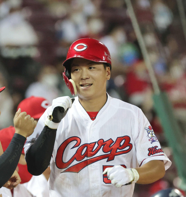 カープ大盛穂、ベンチで動体視力のトレーニング