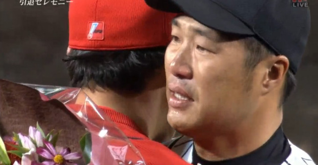 新井さん関本花束贈呈3
