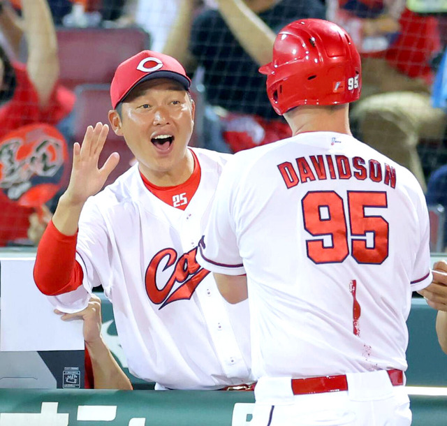 カープ、4年ぶりの巨人戦勝ち越しが決定！新井監督「全員でつないでいくのがカープ野球」
