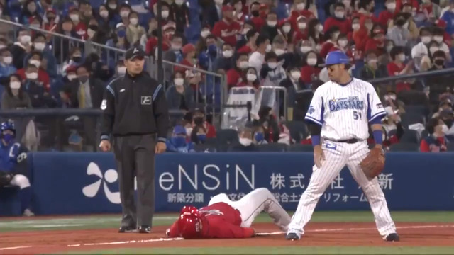 カープ鈴木誠也ベース上で滑って寝転ぶ_07