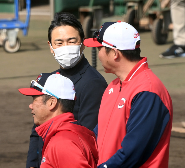 カープ黒田＆新井監督のツーショットに場内騒然！球団アドバイザーとして日南キャンプをサプライズ訪問