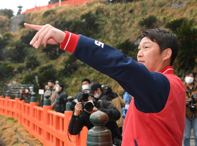 カープ新井監督『運玉』わずか2回で日本一成就！大瀬良は23回目で成功。鵜戸神宮で願掛け