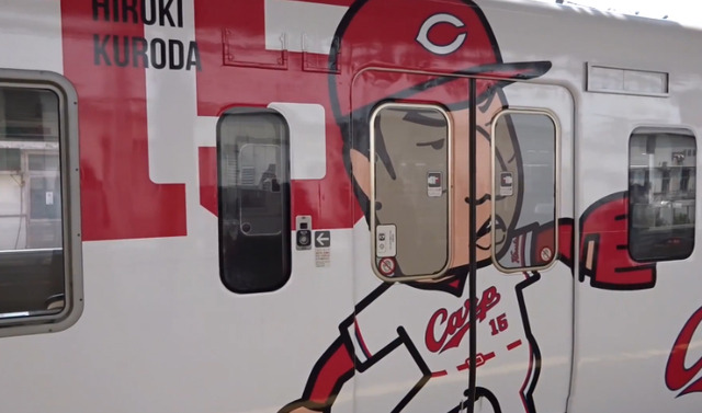 カープラッピング電車_02