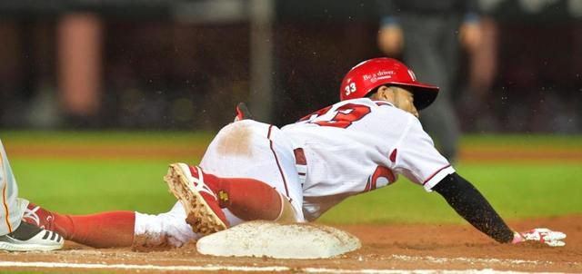 カープ菊池涼介1塁に忍者スライディング