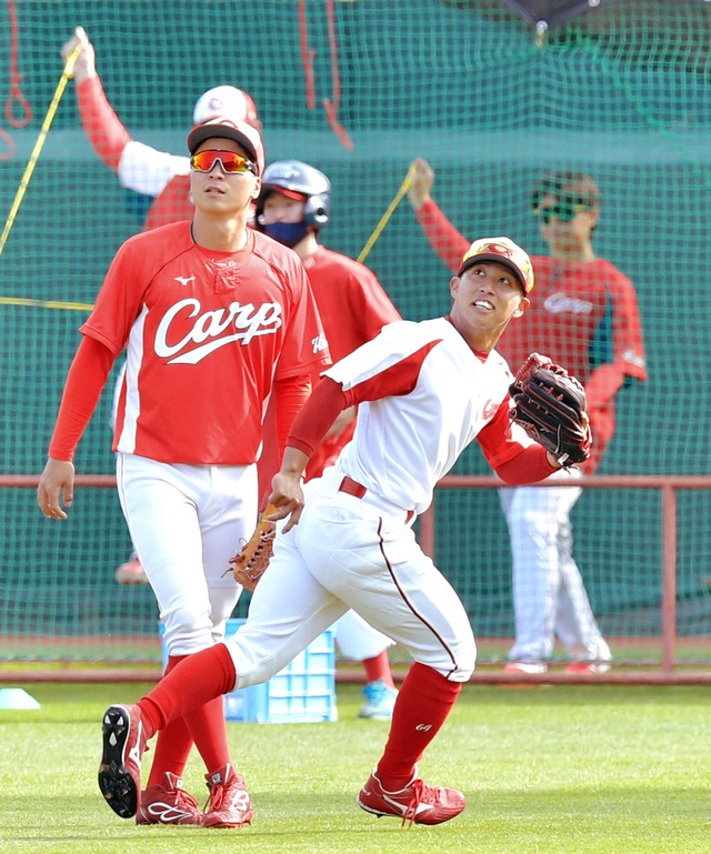 カープ羽月、外野手に挑戦