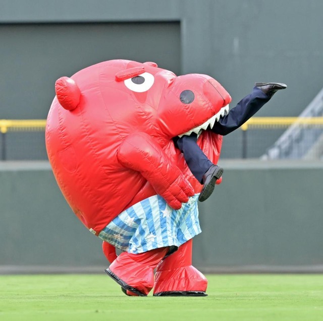 カープ警備員日ハムの謎キャラに食べられる