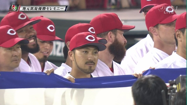 優勝セレモニ2017ペナント記念撮影2