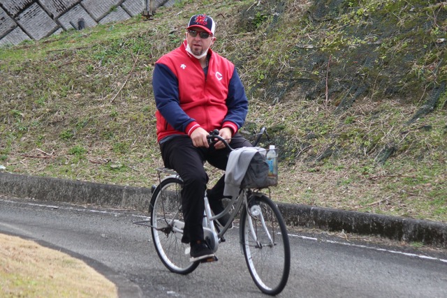 元広島エルドレッド、懐かしのママチャリで日南入り！