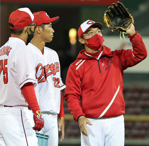 中村奨成_試合後居残り特守_01