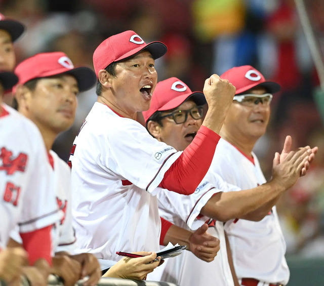 カープ新井監督＆藤井ヘッドコーチのシンクロ率