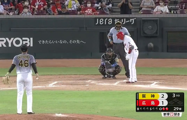 長野久義_バット投げ珍プレー_01