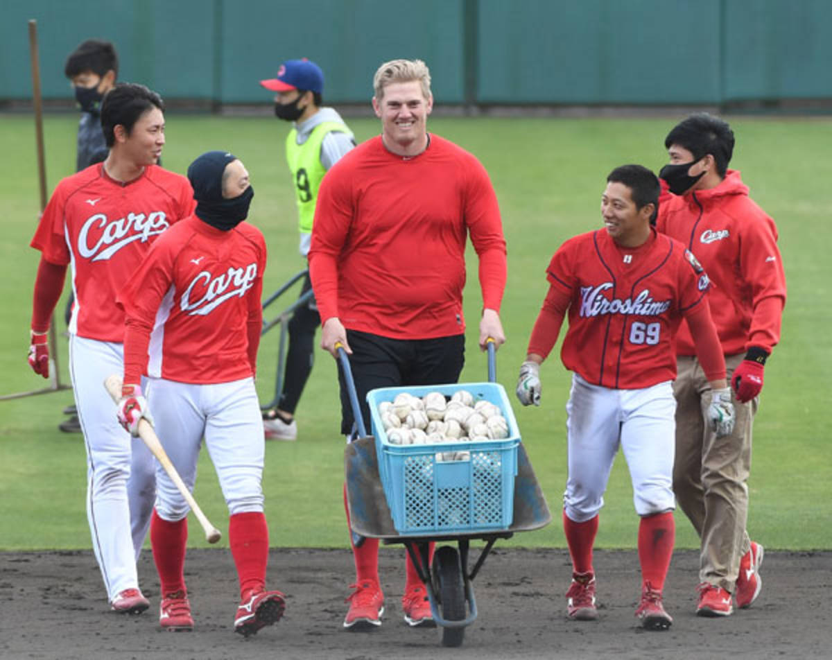 広島クロン 羽月のボール拾いを手伝う 気は優しくて力持ち な人柄 広島東洋カープアンテナ
