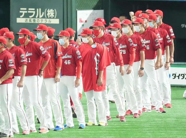 カープ長野佐々岡監督誕生日栄養ドリンクユンケル祝う (1)