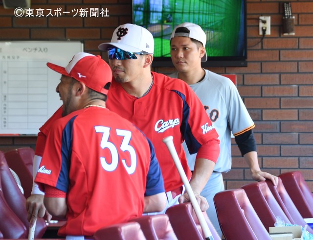 カープ鈴木誠也、巨人帽を被る