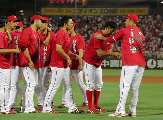 黒田博樹200勝セレモニー握手